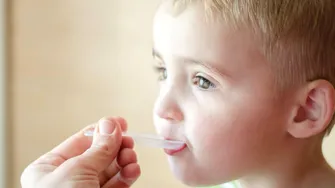 Ingredientul simplu care poate calma tusea nocturnă la copii. Este la fel de eficient ca siropurile de tuse din farmacii