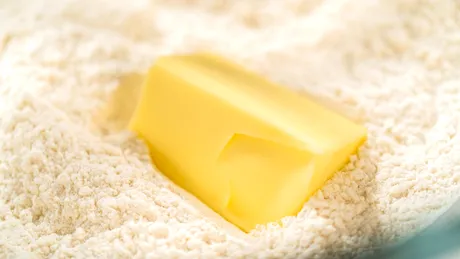 Revoluție în alimentație. Un start-up susținut de Bill Gates a creat untul din carbon, fără pic de lapte de vacă