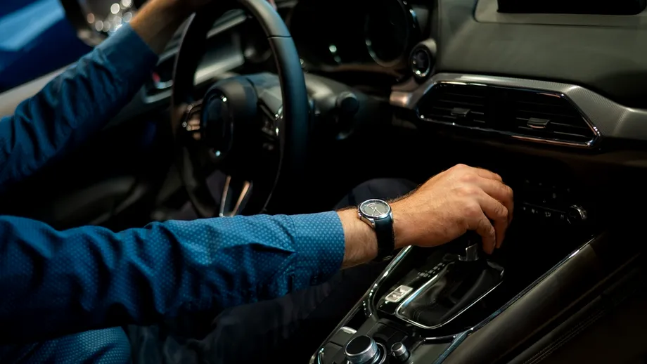 Greșeala care te poate lăsa fără permis! Ce riști dacă ai carnet pentru mașină automată și conduci una cu cutie manuală