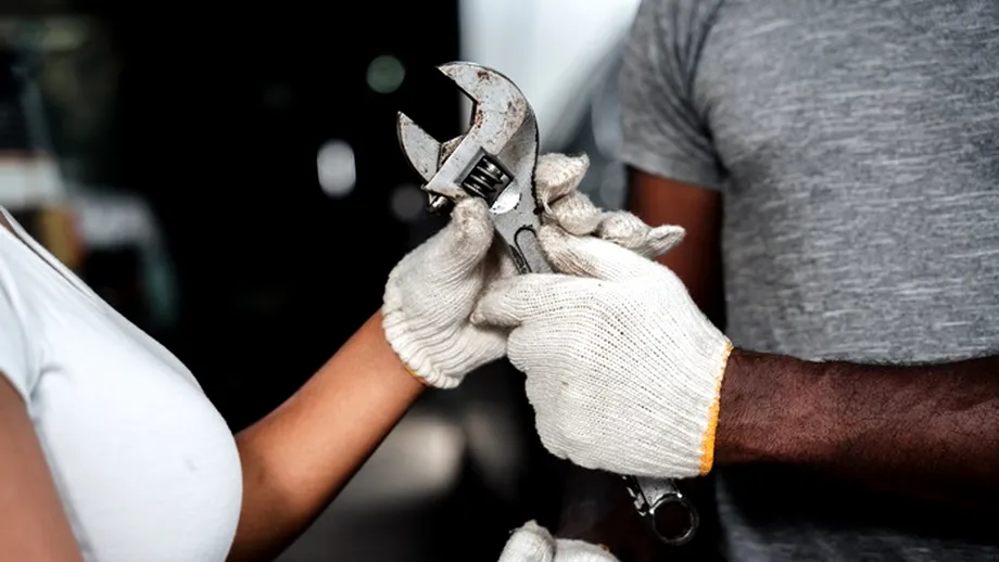 Se închide o fabrică mare din România. Aproximativ 700 de oameni vor fi concediați