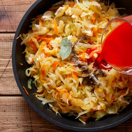 Rețetă varză călită de post! Un ingredient banal îi dă un gust de neuitat. Așa o preparau bunicile