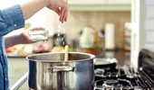 Cum să „repari” ciorba, dacă ai scăpat prea multă sare. Ingredientul „salvator” pe care orice român îl are în casă