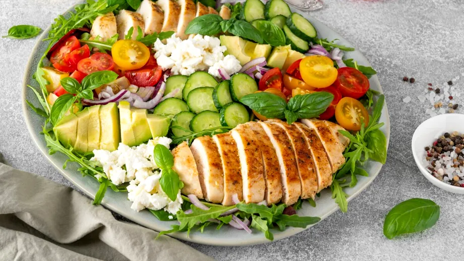 Cea mai bună salată pentru musculatură. Are mai puține calorii decât un sandviș!