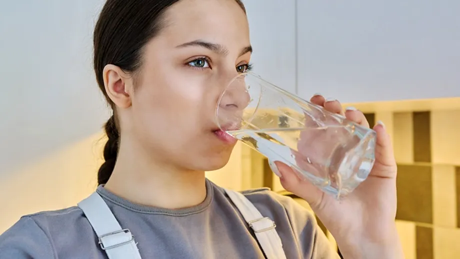 Cum să bei apă fără să te doară burta. Poți ajunge la spital dacă mai faci ASTA