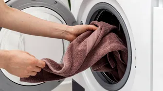 De ce nu e bine să speli prosoapele împreună cu hainele? Singura excepție permisă