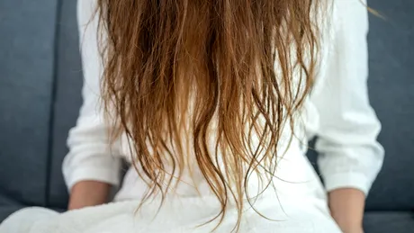 De ce nu îți crește părul, chiar dacă îl îngrijești corect? 6 metode eficiente