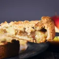 Plăcintă cu mere și scorțișoară, cu foi crocante și umplutură delicioasă. Un desert pentru zilele reci de toamnă