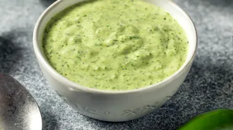 Rețetă de sos de usturoi verde. Se prepară rapid și e super-aromat
