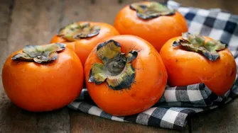 Ai încercat „fructul zeilor” și nu ți-a plăcut? Cum să consumi corect kaki, în funcție de soiul pe care-l cumperi