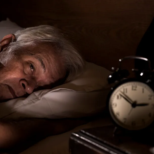 Ce făceau bătrânii pe vremuri pentru insomnie. Remedii simple care ajutau la somn fără pastile