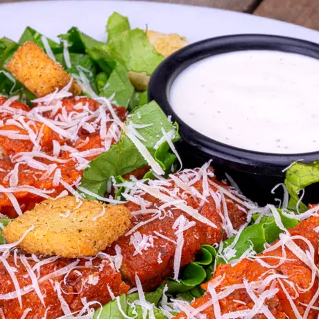 Pui Shanghai din gama Bunătăți de la Cris-Tim cu salată și sos de usturoi