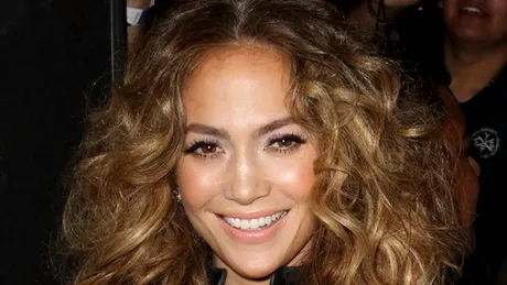 Jennifer Lopez, interesată de viaţa de cuplu a lesbienelor
