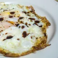 Ouă în sos de usturoi caramelizat și oțet balsamic. Rețeta rapidă, gata în 15 minute