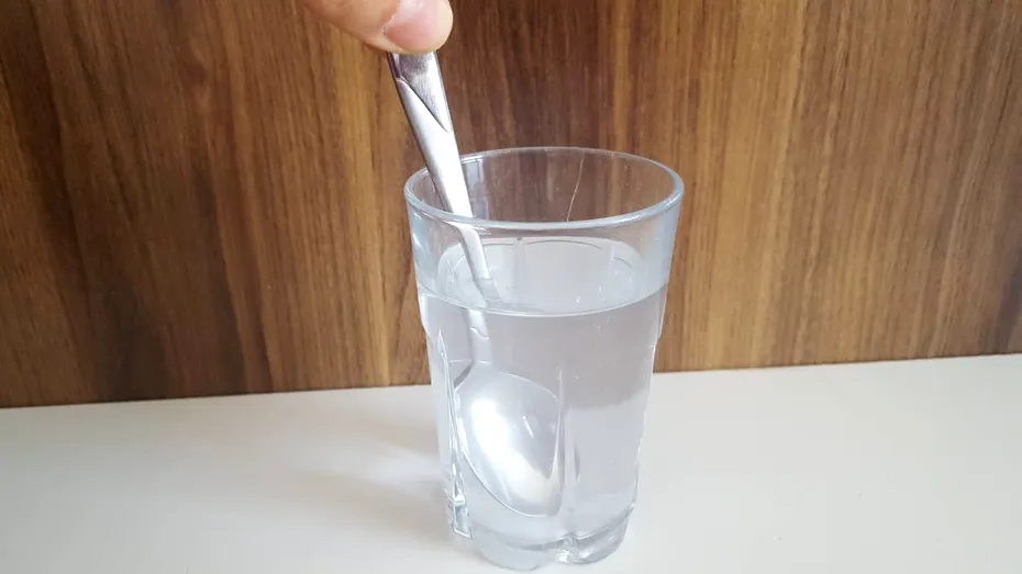 Ingredientul pe care să-l pui în apă ca să te hidratezi dimineața. „După ce te trezești, bea aproximativ 300ml de apă și adaugă...”