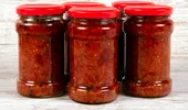 Pasul pe care să nu-l sari înainte să pui zacusca în borcane. Așa reduci riscul de mucegai și alterare!