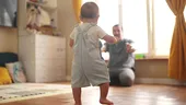 Trucul pentru părinți ca bebelușii să facă primii pași mai repede și fără probleme