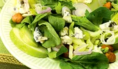 Salată cu alune şi brânză albastră