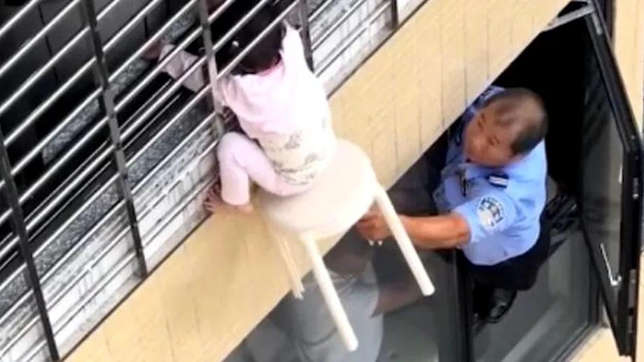 Momentul în care o fetiță de 3 ani este salvată de la etajul 12, după ce a rămas suspendată în gol. Cum au reușit vecinii să o salveze? VIDEO