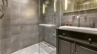 Cum să cureți ușile de la duș, fără chimicale! Soluția simplă din bucătărie care face furori printre gospodine