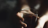 Consumatorii de alcool, predispuşi riscului de a se infecta cu COVID-19