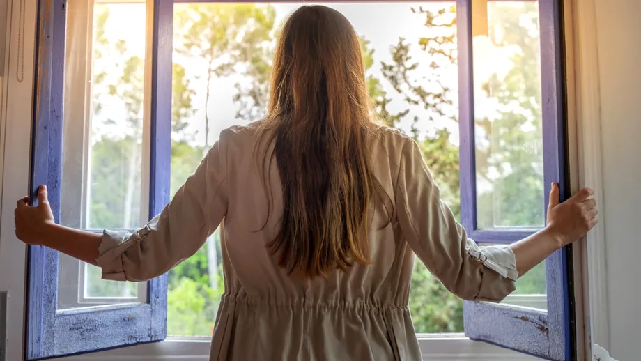 De ce să nu aerisești casa între 8 și 10 dimineața iarna. Pericolul la care te expui