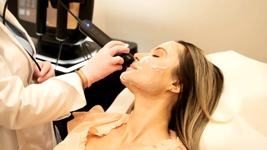 Tratamentele de toamnă care redau luminozitatea pielii – melasmă, pete pigmentare, rozacee și deshidratare