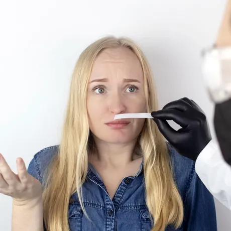 Gripă sau Covid-19? Simptomele pe care să le monitorizați cu atenție, conform medicilor