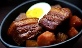 Cum fac japonezii „tochitură dobrogeană”. Ce este Buta no Kakuni și de ce seamănă surprinzător de mult cu preparatul românesc