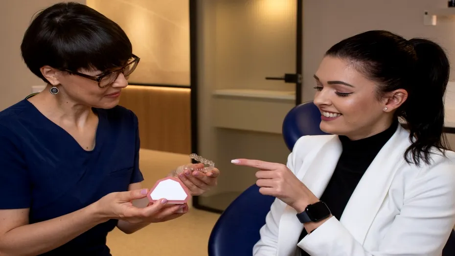 (P) Avantajele unui aparat dentar invizibil. Cum îți influențează starea de sănătate dentară și psihică?