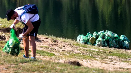 4 tone de deşeuri strânse de pe malurile lacului Bicaz