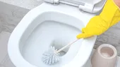 Ingredientul banal pe care trebuie să-l pui în vasul de toaletă, o dată pe săptămână, ca să nu se mai depună calcar