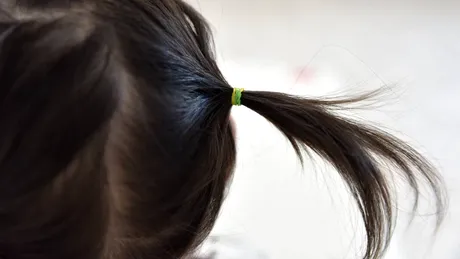 5 uleiuri pe care le poți combina cu ulei de ricin pentru a susține creșterea părului copiilor vara