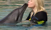 Loredana s-a sarutat cu un delfin in vacanta din Emiratele Arabe Unite