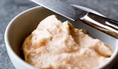 Cum repari salata de icre tăiată? Un ingredient pe care îl ai deja în bucătărie poate salva rapid rețeta!