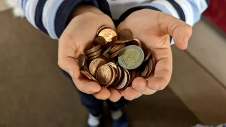 Tu știi să îți împarți corect salariul ca să te descurci? Vezi de ce este bine să și donezi bani