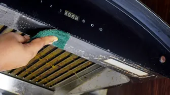 Cum cureți filtrul hotei fără să freci minute întregi. Trucul cu apă fierbinte, bicarbonat și folie de aluminiu