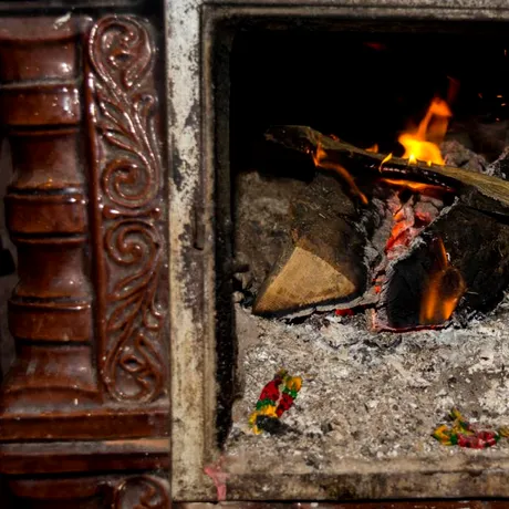 Ce să nu arunci niciodată în sobă când vrei să faci focul. Îți distrugi sănătatea!