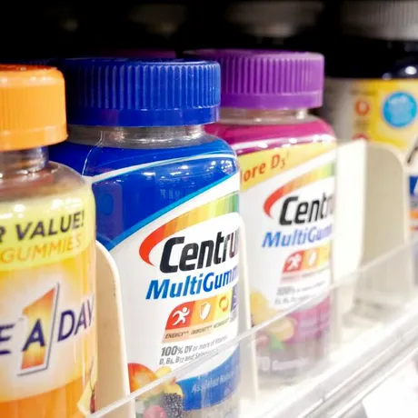 Multivitaminele pot încetini îmbătrânirea biologică, spun experții. Ce vitamine să iei, de la A la Zinc