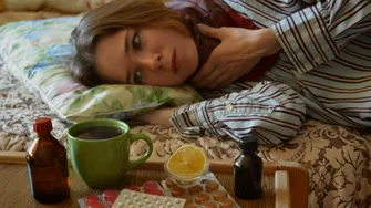 Tonicul natural care calmează instant gâtul iritat. Rețeta cu 3 ingrediente, ideală pentru perioadele de convalescență