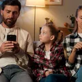 Părinții care petrec mai mult timp pe telefon ar putea influența vocabularul copiilor, arată un studiu