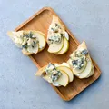 Bruschete cu pere și brânză. Aperitivul gata în 10 minute, perfect pentru zilele toride de vară