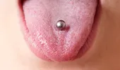 Piercingul în limbă, un pericol pentru sănătatea orală. Cum ne îmbolnăveşte