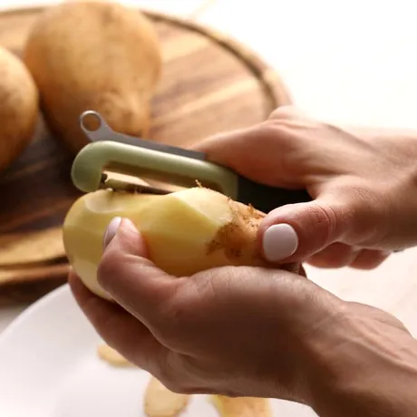 Fructe și legume pe care să nu le mai cureți de coajă. Avertismentul făcut de un nutriționist. „Aruncați nutrienții la gunoi!”