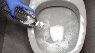Cum scapi de petele galbene din vasul de toaletă. Amestecul natural care distruge murdăria persistentă