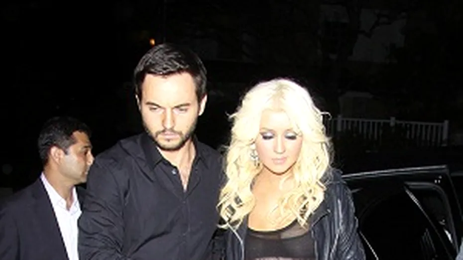 Grăsuţa Christina Aguilera insistă să poarte rochii mulate. Îi stă bine?