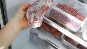 Ai dezghețat prea multă carne? Când o poți pune din nou în congelator și când trebuie să o gătești