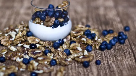 Cu ce să mănânci iaurtul să scapi de inflamații. Cercetătorii spun că este cea mai bună alegere!