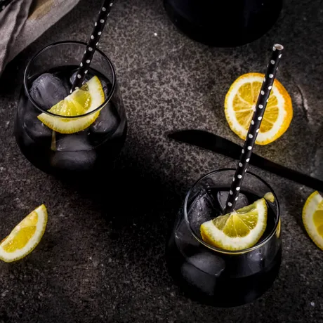 Limonada neagră, cea mai căutată băutură a verii. Cum se prepară și ce beneficii are