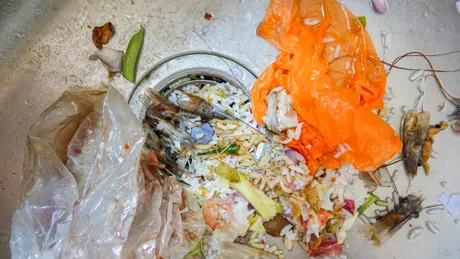 Chiuvetă înfundată cu mâncare? Soluții prin care poți rezolva problema