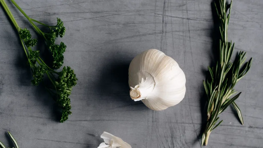 Congestia nazală: riscuri la care te expui dacă introduci usturoi în nas